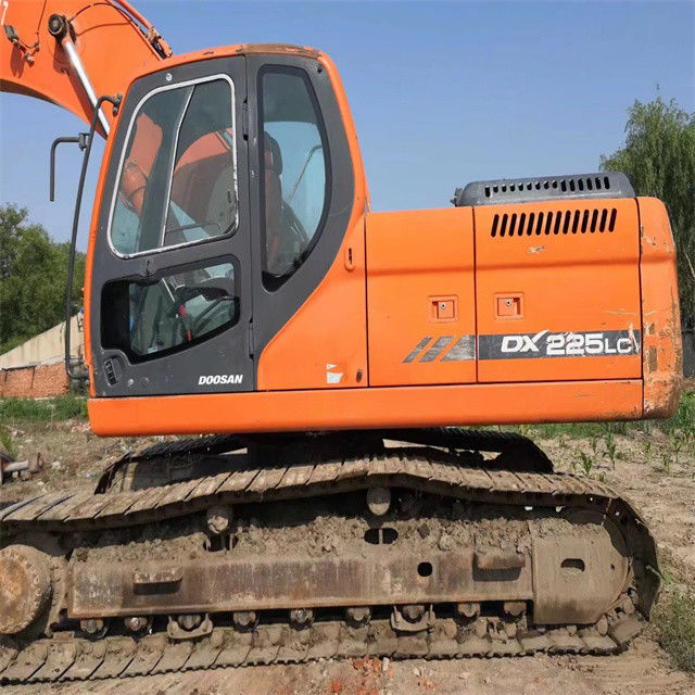 22 طن جاهزة للعمل وذات خبرة تستخدم كوريا مستوردة دوسان DX 225 LC في حالة جيدة