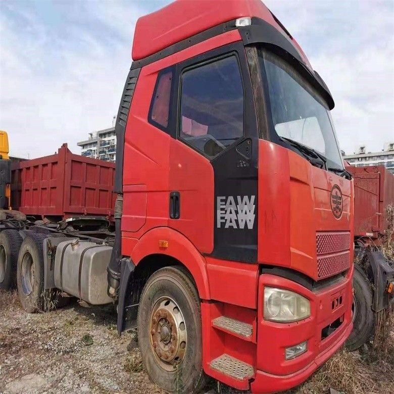 شاحنة جرار 6x4 ذات رأس شاحنة مع ناقل نقل يدوي وحالة جيدة