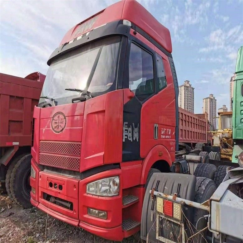 شاحنة جرار 6x4 ذات رأس شاحنة مع ناقل نقل يدوي وحالة جيدة