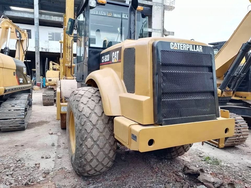 الحالة الجيدة CAT CS-583D الاهتزازية طبل واحد عجلة الطريق مع قطع الغيار الأصلية