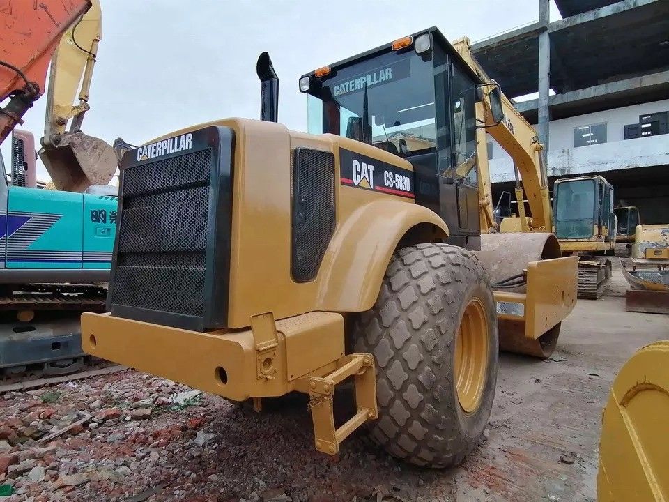 الحالة الجيدة CAT CS-583D الاهتزازية طبل واحد عجلة الطريق مع قطع الغيار الأصلية