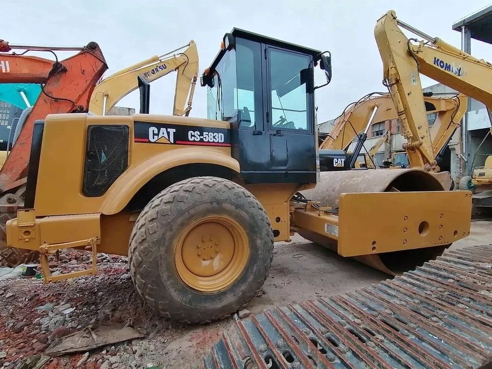 الحالة الجيدة CAT CS-583D الاهتزازية طبل واحد عجلة الطريق مع قطع الغيار الأصلية