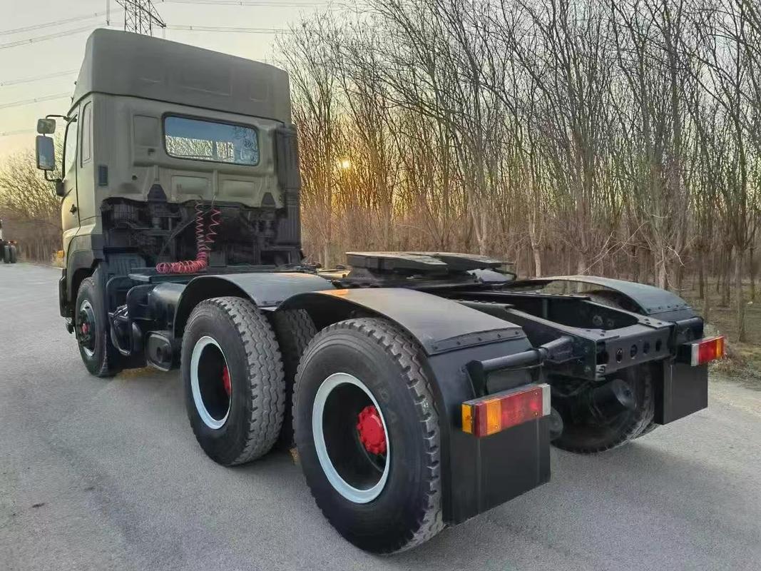 شاحنة جرار HINO 700 مستعملة طولها 7.18 م اللون الأصلي